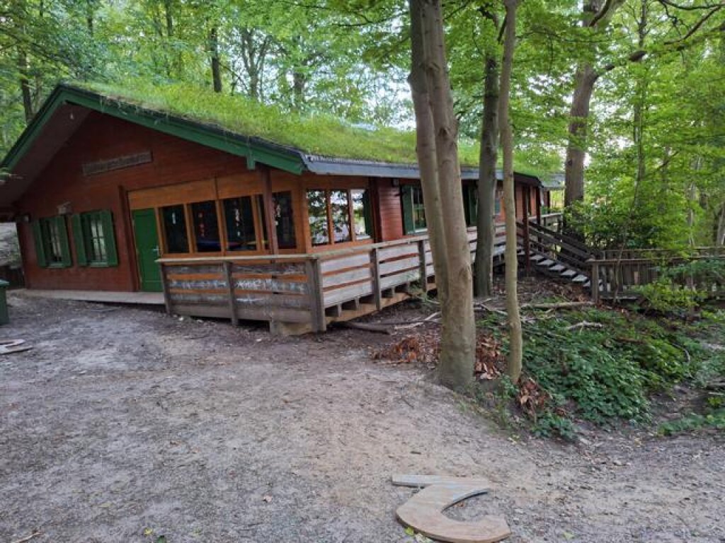 Hausansicht vom Wald der AWO Waldkita Bergedorf.